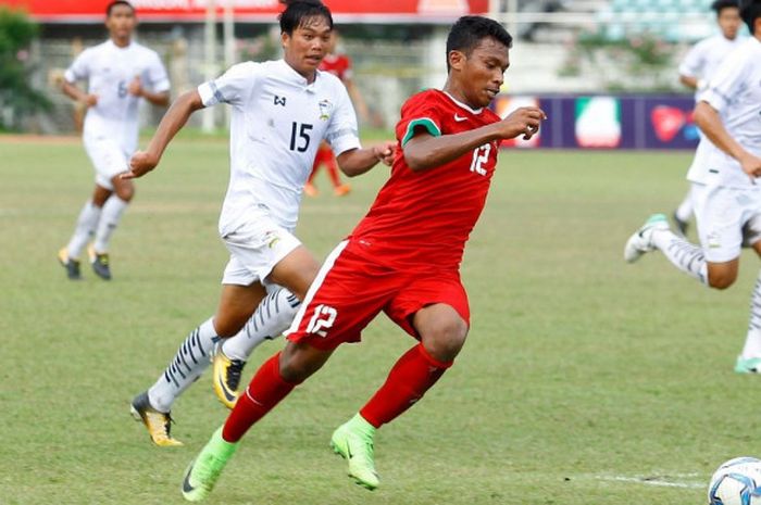 Aksi pemain timnas U-19 Indonesia, Rifad Marasabessy, pada laga semifinal Piala AFF U-18 kontra Thailand di Stadion Thuwunna, Yangon, Myanmar, Jumat (15/9/2017). 