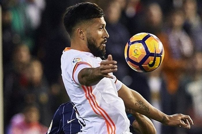 Aksi bek Valencia, Ezequiel Garay, mengamankan daerahnya dari serbuan pemain Malaga pada pertandingan di Stadion Mestalla, Minggu (4/12/2016). 