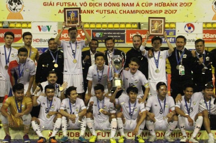 Para pemain timnas futsal Thailand merayakan kemenangan mereka atas Malaysia dan menerima trofi serta medali sebagai juara Piala Futsal AFF 2017 di Phu Tho Stadium, Ho Chi Minh City, Vietnam, Jumat (3/11/2017) malam.