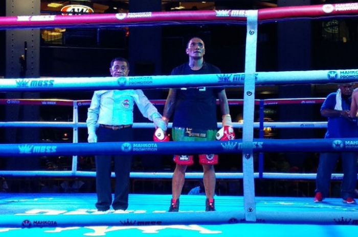 Petinju asal Ambon, Stevie Ongen Ferdinandus, berpose seusai memukul jatuh lawannya, Filipus Rangga, pada laga Mahkota Boxing Superseries, di Cilandak Town Square, Jakarta, Sabtu (10/3/2018).