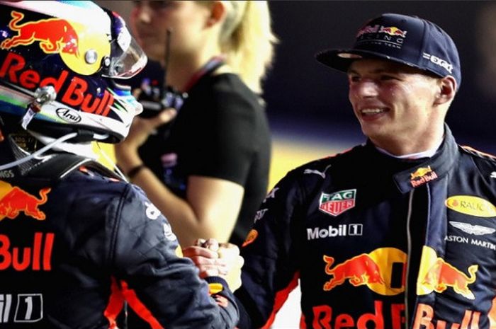 Dua pebalap Red Bull Racing, Daniel Ricciardo (kiri) dan Max Verstappen (kanan), gagal meraih pole position F1 GP Singapura walaupun secara bergantian tampil sebagai yang tercepat sejak sesi latihan bebas 1 hingga kualifikasi 2.