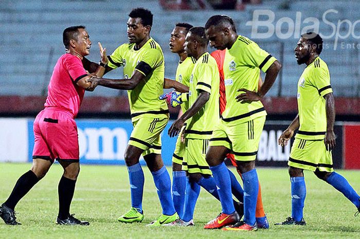 Wasit Juhandri Setiana mendapat protes dari pemain Yahukimo FC saat memimpin laga play-off Grup F Liga 2 antara Persik Kediri melawan  Yahukimo FC di Stadion Gelora Delta Sidoarjo, Jawa Timur, Rabu (11/10/2017) sore. 