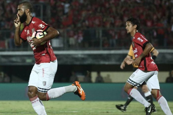 Penyerang Bali United Sylvano Comvalius merayakan gol pertamanya ke gawang PS TNI dalam lanjutan Liga 1 pekan ke-31 di Stadion Kapten I Wayan Dipta, Jumat (20/10/2017) malam WIB.