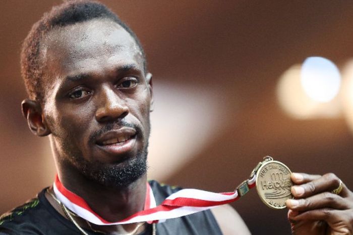 Pelari asal Jamaika, Usain Bolt, berpose dengan medali emas setelah ia menjuarai nomor 100 meter di IAAF Diamond League di Monako, 21 Juli 2017.