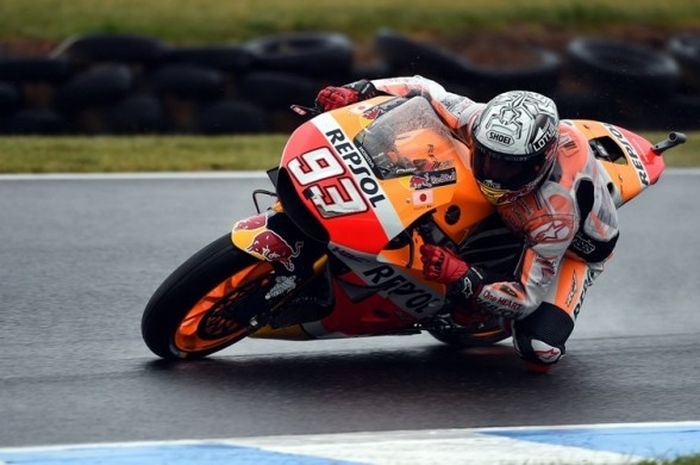 Pebalap Repsol Honda asal Spanyol, Marc Marquez, memacu motornya pada sesi latihan bebas pertama GP Australia di Sirkuit Phillip Island, Jumat (21/10/2016).