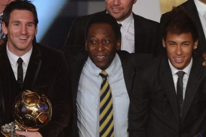 Lionel Messi (kiri), Pele, dan Neymar berpose bersama dalam acara malam penganugerahan FIFA Ballon d'Or di The Kongresshaus, Zurich, Swiss, 9 Januari 2012.