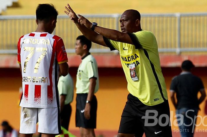 Pelatih Persepam Madura Utama, Suwandi HS sedabg memimpin tim dalam partai Liga 2 melawan PSIM Yogyakarta di Stadion Gelora Ratu Pamellingan Pamekasan (14/09/2017) 