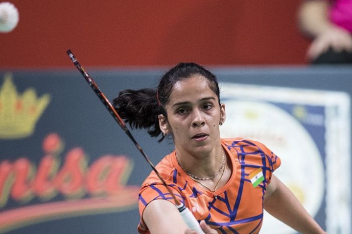 Pebulu tangkis tunggal putri India, Saina Nehwal, mengembalikan kok ke arah Tai Tzu Ying (Taiwan) pada final Denmark Open 2018 di Odense Sports Park, Minggu (21/10/2018).