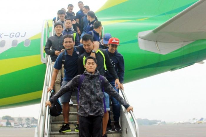 Para pemain Arema Cronus saat tiba di Bandara Halim Perdana Kusumah, Jakarta, pada Kamis (25/8/2016).