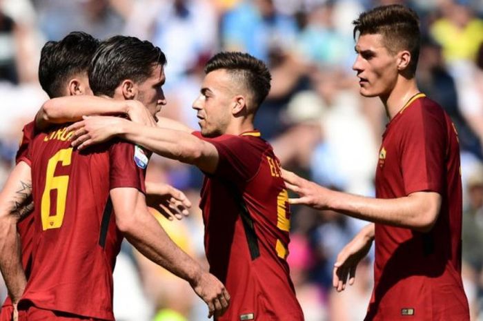 Para pemain AS Roma merayakan gol mereka ke gawang SPAL dalam partai Liga Italia di Stadion Paolo Mazza, Ferrara, 21 April 2018.