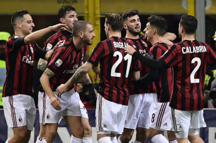 Pemain AC Milan merayakan sesaat gol Leonardo Bonucci pada laga kontra Sampdoria pada ajang Liga Italia di Stadion San Siro, Senin (19/2/2018). Namun, gol tersebut dianulir karena terekam Video Assistant Referee sebagai offside.