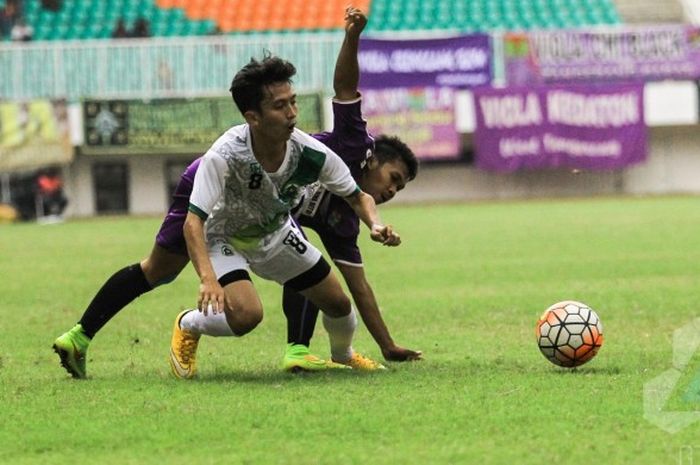 Dua pemain dari Persita (ungu) dan Persikabo berebut bola dalam laga di Stadion Pakansari, Cibinong, Kab Bogor pada Minggu (24/7/2016) sore.
