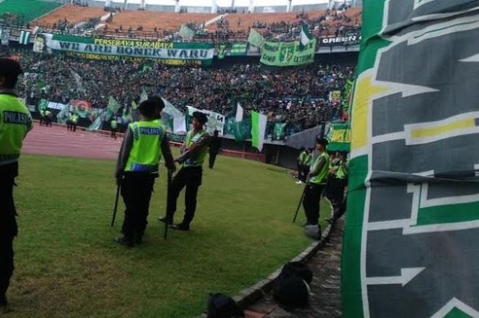 Polisi berjaga di pinggir lapangan Gelora Bung Tomo saat Persebaya menjamu Persema pada uji coba, Sabtu (29/10/2016). 