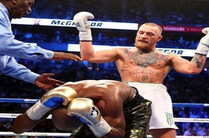 Conor Mcgregor (sarung tinju putih) saat bertanding melawan Floyd Mayweather Jr. (26/8/2017) waktu Amerika Serikat.