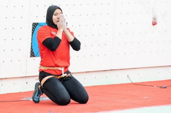 Atlet panjat tebing putri Indonesia, Aries Susanti Rahayu, bereaksi setelah memastikan diri sebagai juara pada kategori speed IFSC Climbing Worldcup di Wujiang, China, Minggu (21/10/2018).