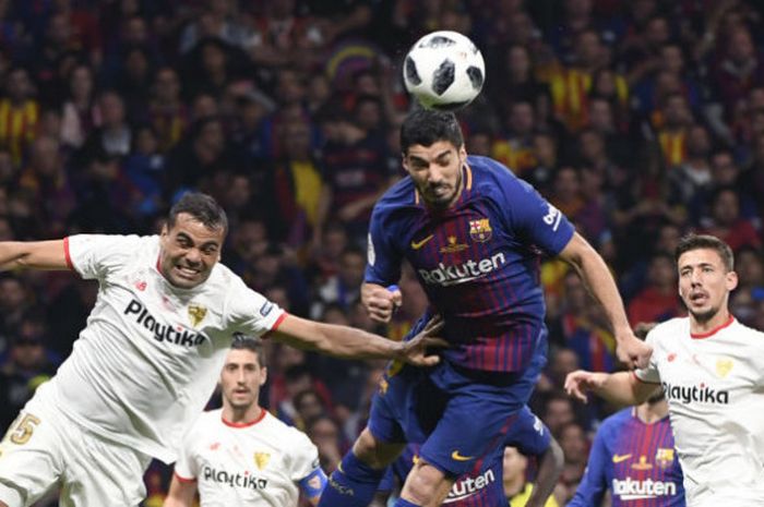 Aksi penyerang FC Barcelona, Luis Suarez, pada pertandingan final Copa del Rey versus Sevilla di Stadion Wanda Metropolitano, Madrid, pada Minggu (22/4/2018).