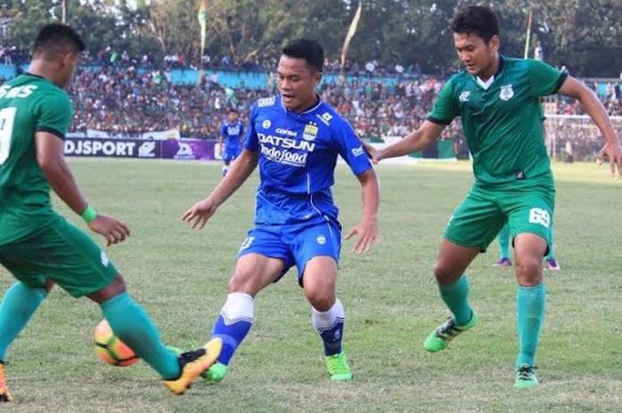 Bek PSMS, Hardiantono (kanan) menempel gelandang Persib Bandung, Dedi Kusnandar pada uji coba di Stadion Teladan, Medan, 26 Maret 2017. 