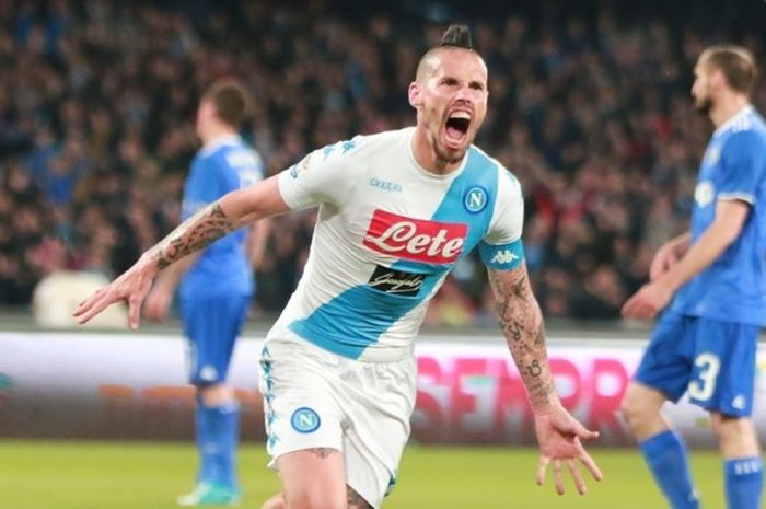 Kapten Napoli, Marek Hamsik, merayakan gol yang dia cetak ke gawang Juventus dalam laga Serie A di Stadion San Paolo, Naples, Italia, pada 2 April 2017.