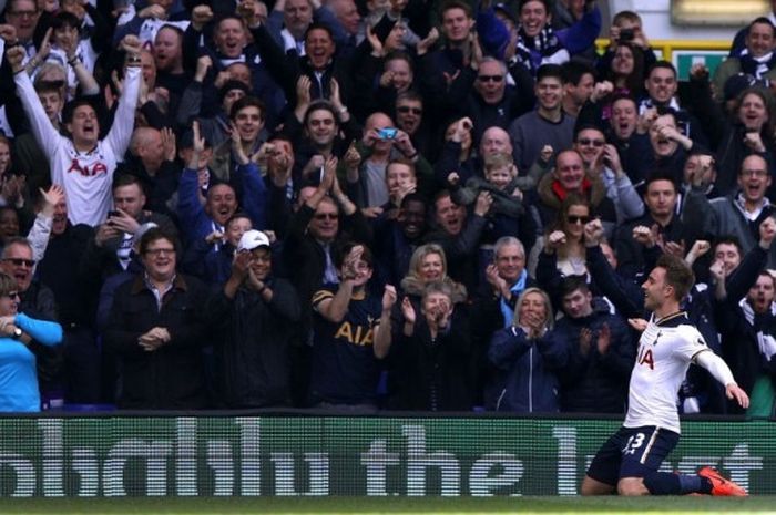 Gelandang Tottenham Hotspur, Christian Eriksen, merayakan gol yang dia cetak ke gawang Southampton dalam laga Premier League di Stadion White Hart Lane, London, Inggris, pada 19 Maret 2017.