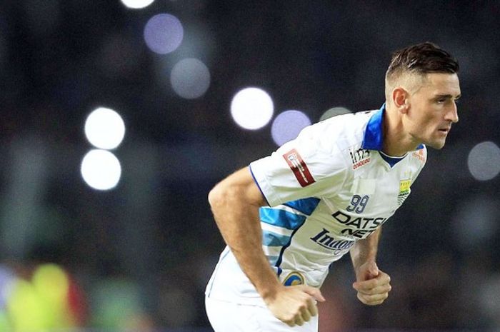 Striker Persib Bandung, Juan Carlos Belencoso, kala tampil melawan Arema Cronus di final Piala Bhayangkara di Stadion Utama Gelora Bung Karno, Senayan, Jakarta, Minggu (3/4/2016).