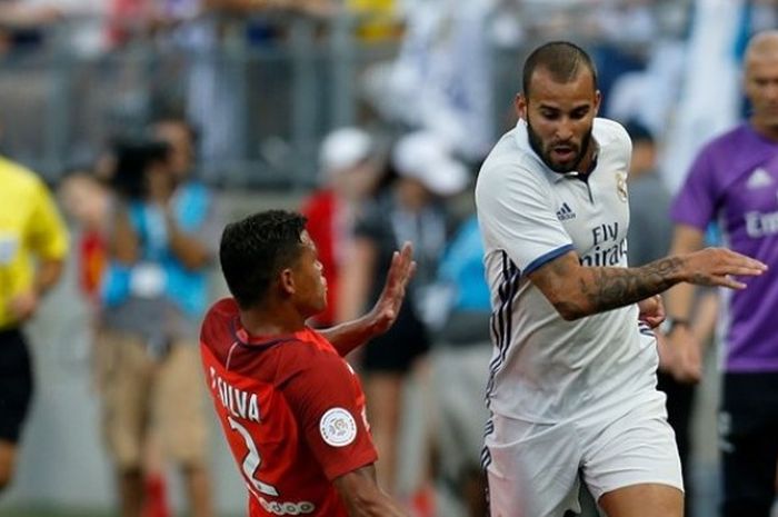 Striker Real Madrid, Jese Rodriguez (putih), coba melewati pemain belakang Paris Saint-Germain, Thiago Silva, saat kedua tim berduel International Champions Cup (ICC), Kamis (28/7/2016) pagi WIB.