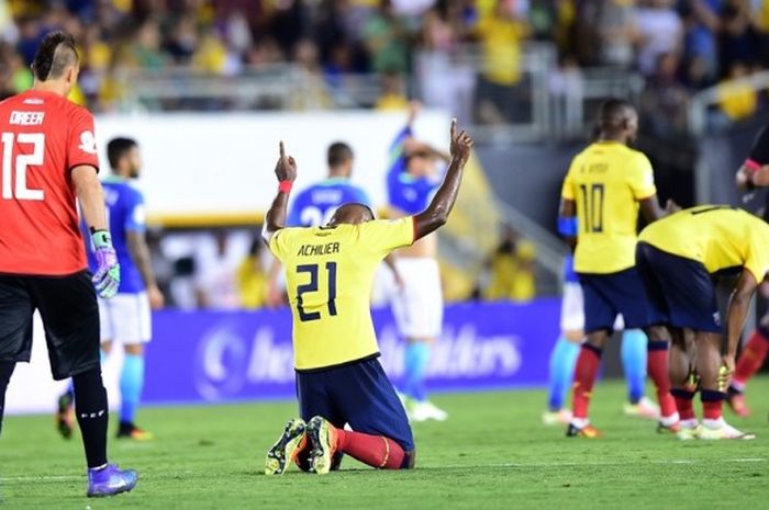 Reaksi pemain Kolombia, Gabriel Achilier, setelah bermain imbang dengan Brasil pada partai pertama Copa America Grup B di Stadion Rose Bowl, Sabtu (4/6/2016).