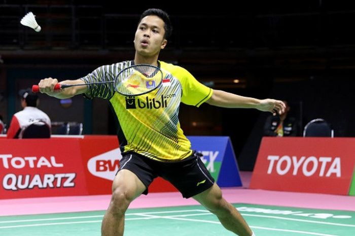 Pebulu tangkis tunggal putra Indonesia, Anthony Sinisuka Ginting, mengembalikan kok ke arah Khosit Phetradab pada laga kedua penyisihan Grup B Piala Thomas 2018 melawan Thailand di Impact Arena, Bangkok, Thailand, Selasa (22/5/2018).