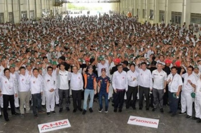 Pebalap Repsol Honda Team, Marc Marquez dan Dani Pedrosa, berpose bersama ribuan pekerja PT Astra Honda Motor di Karawang, Kamis (2/2/2017).