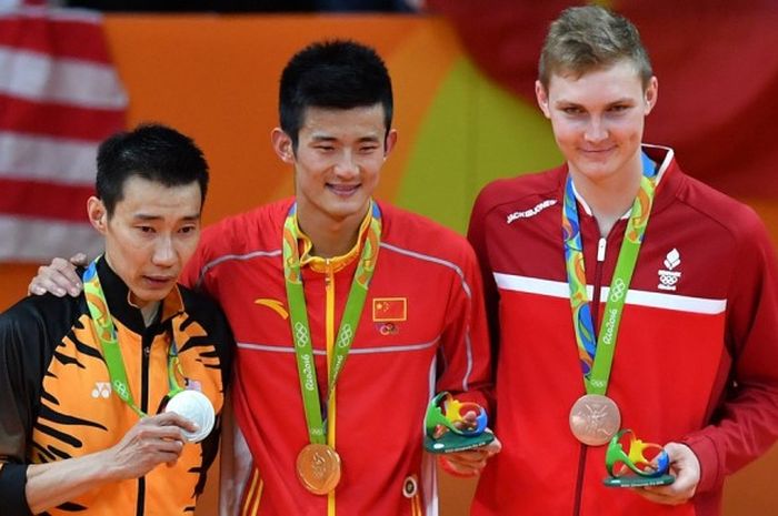 Potret pemenang medali bulu tangkis nomor tunggal putra pada Olimpiade Rio 2016. Ki-ka: peraih perak Lee Chong Wei dari Malaysia, peraih emas Chen Long dari China, dan peraih perunggu Viktor Axelsen dari Denmark.