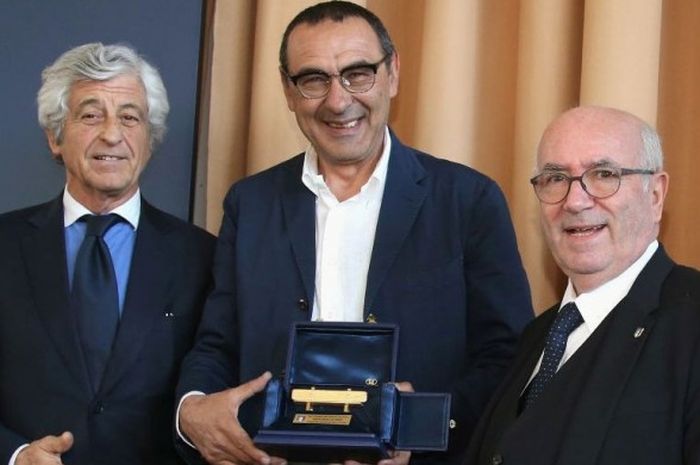 Pelatih Napoli, Maurizio Sarri (tengah), diapit oleh Presiden FIGC, Carlo Tavecchio (kanan), dan legenda Italia, Gianni Rivera, berpose dengan penghargaan sebagai Pelatih Terbaik Italia dalam acara penganugerahan di Coverciano, Florence, 27 Maret 2017.