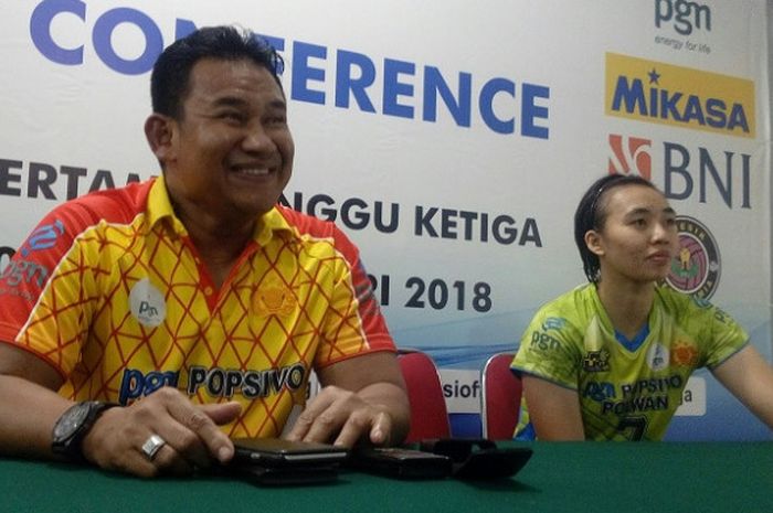 Manajer Jakarta PGN Popsivo Polwan, Kombes Pol Drs. Prahoro Tri Wahyono (kanan) dan kapten tim, Amalia Fajrina saat jumpa dengan awak media usai pertandingan di GOR Tridarma Gresik, Minggu (4/2/2018)