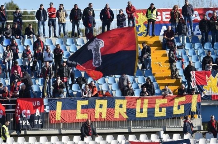 Fans Genoa memberikan dukungannya kepada tim dalam pertandingan Serie A 2016-2017 menghadapi tuan rumah Pescara di Stadion Adriatico, Pescara, Italia, pada Minggu (19/2/2017). 