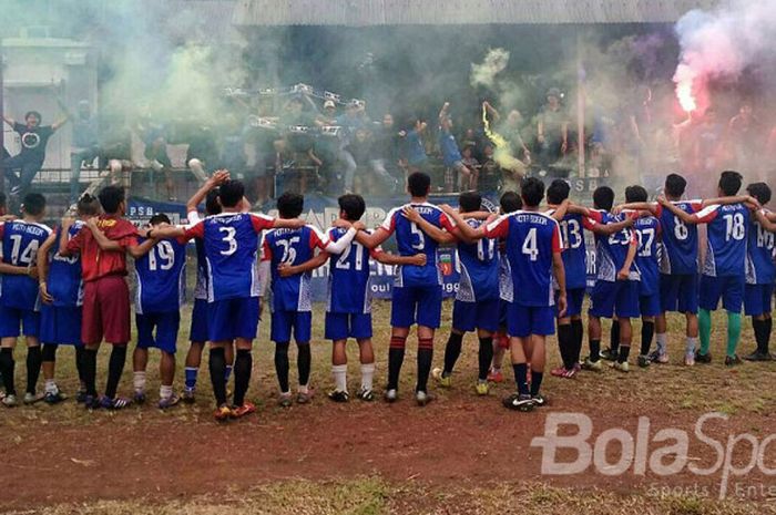 Pemain PSB Bogor memberi salam penghormatan kepada pendukungnya selepas laga uji coba kontra Sukabumi 28 FC (28/7/2017).