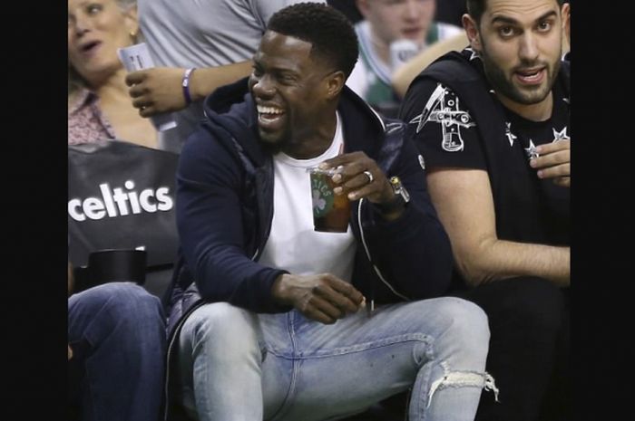 Kevin Hart  terlihat tertawa saat menyaksikan pertandingan NBA antara Boston Celtics melawan Philadelphia 76ers. Kamis (3/5/2018)