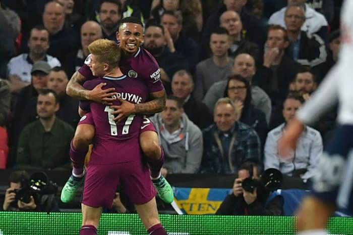  Penyerang Manchester City, Gabriel Jesus, merayakan gol ke gawang Tottenham Hotspur dalam partai LIga Inggris di Stadion Wembley, Sabtu (14/4/2018) 