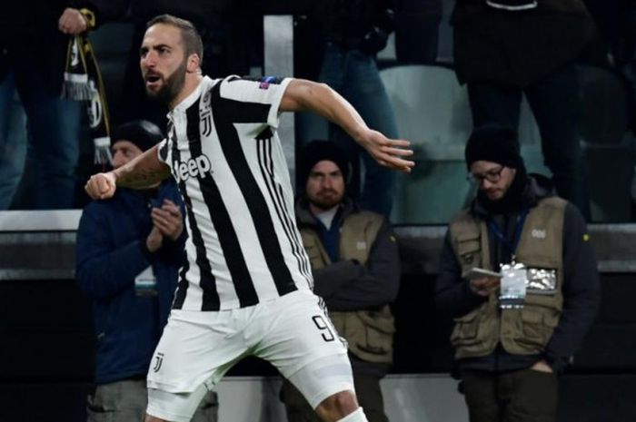 Gonzalo Higuain merayakan golnya untuk Juventus ke gawang Tottenham Hotspur dalam partai Liga Champions di Allianz Stadium Turin, 13 Februari 2018.