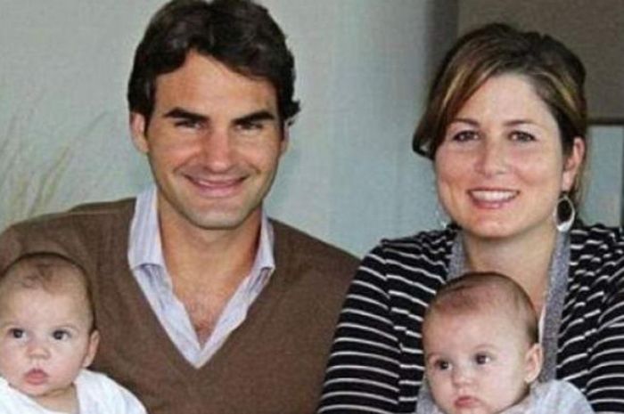 Roger Federer bersama istrinya, Mirka, dan anak-anak mereka.