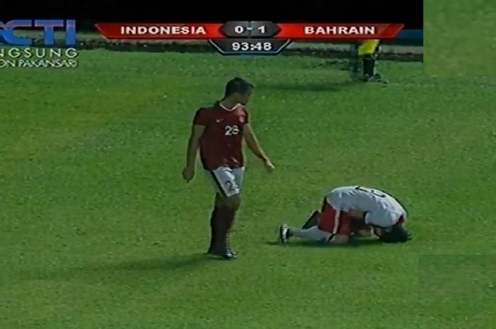 Pemain timnas U-23 Indonesia melakukan pemukulan terhadap pemain timnas Bahrain di Stadion Pakansari, Bogor, Jumat (27/4/2018)