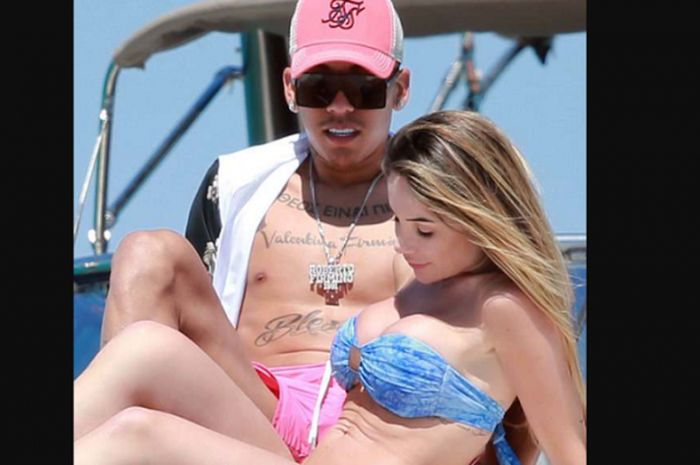  Roberto Firmino bersama Larissa Perreira saatberlibur di Ibiza, Spanyol, Selasa (15/5/2018) 