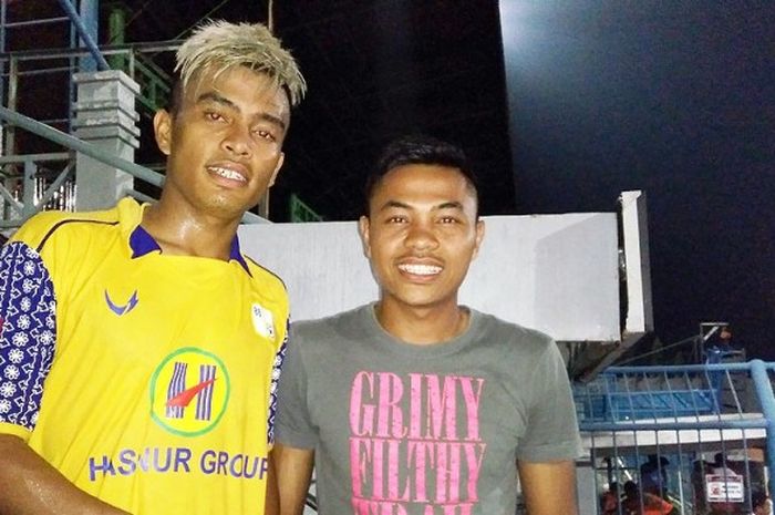 Asep Berlian (kanan) dan Tedi Berlian (kiri) seusai pertandingan Torabika Soccer Championship 2016 U21 di Stadion Gelora Bangkalan, Jawa Timur (14/08/2016).
