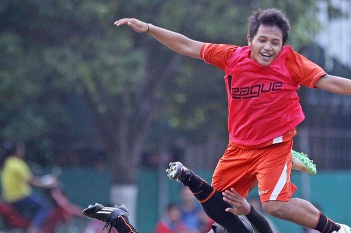 Gelandang Persija, Rudi Setiawan, tengah berlatih di Lapangan Yon Zikon 13, Depok, Jawa Barat, Selasa (18/8/2015). 