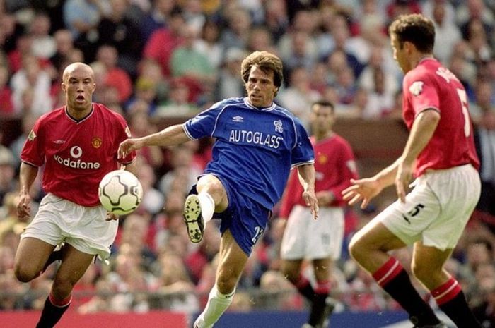 Striker Chelsea, Gianfranco Zola (tengah), beraksi dalam pertandingan Liga Inggris kontra Manchester United di Stadion Old Trafford, Manchester, Inggris, pada 23 September 2000.