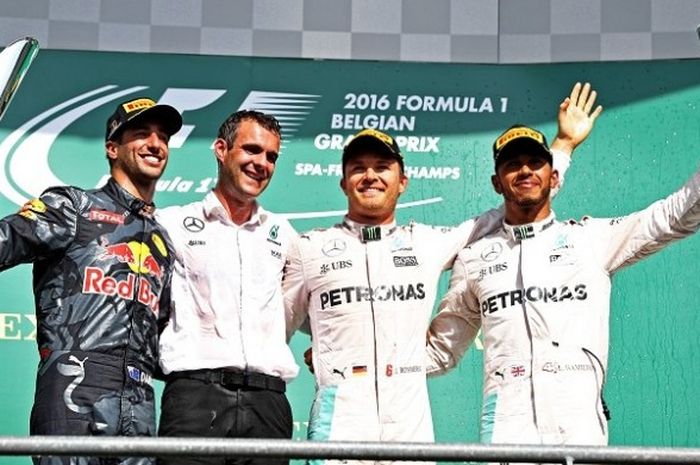 Pebalap Mercedes, Nico Rosberg (kedua dari kanan), berpose dengan trofi yang didapat setelah meraih gelar juara GP Belgia di Sirkuit Spa-Franchorchamps, Minggu (28/8/2016).