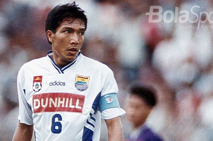   Legenda Persib Bandung, Robby Darwis, saat masih menjadi kapten tim di kompetisi Liga Indonesia.  