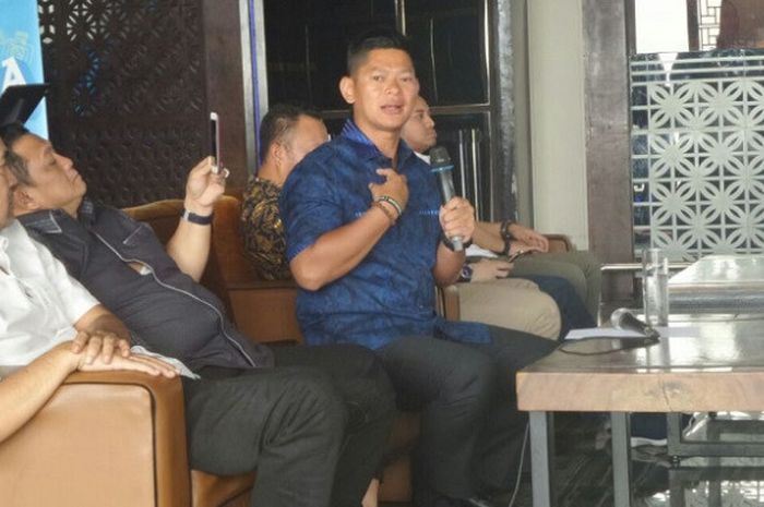 Ketua Inapgoc Raja Sapta Oktohari (kemeja biru) memaparkan perkembangan Asian Para Games 2018 kepada para wartawan pada acara media gathering di Jakarta, Rabu (1/11/2017).