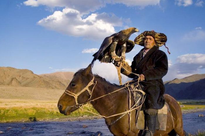 Orang-orang Mongolia handal dalam menunggang kuda. 