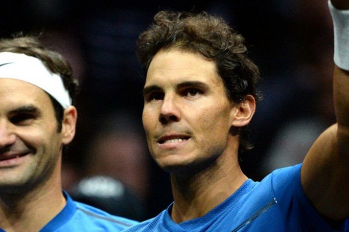 Federer (kiri) dan Nadal melakukan selebrasi setelah memenangi laga Piala Laver.