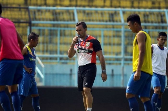Pelatih Persiba Balikpapan, Jaino Matos, dan pasukannya mencoba lapangan jelang TSC melawan Arema Cronus di Stadion Kanjuruhan Malang, Jawa Timur (30/04/2016).