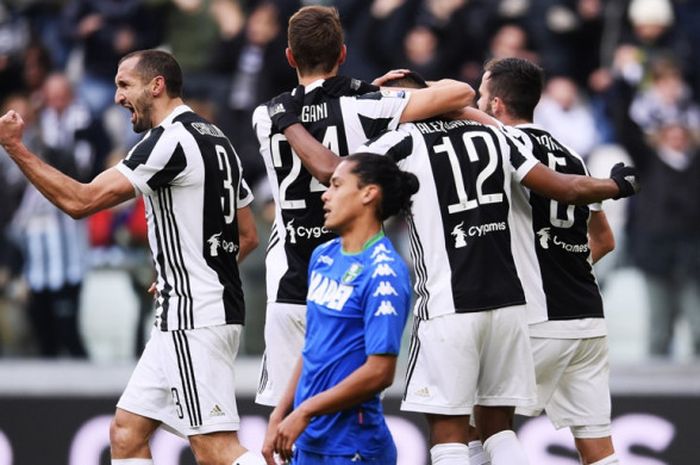 Para pemain Juventus merayakan gol yang dicetak oleh Alex Sandro (kedua dari kanan) dalam laga Liga Italia kontra Sassuolo di Stadion Allianz, Turin, pada 4 Februari 2018.