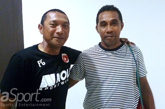 Pelatih Perseru Serui, I Putu Gede Dwi Santoso (kiri) dan rekannya di Persebaya Ronald Pieters saat keduanya bertemu di Gelora Bung Tomo, Minggu (25/3/2018).